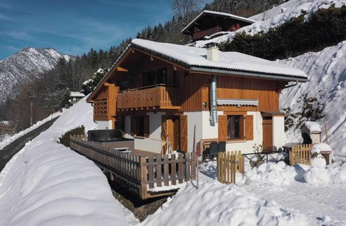 Thones Ski Chalet | Chalet ECUREUIL domaine du FRAIZIER private jacuzzi, near ski resorts ANNECY