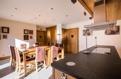 Praz-sur-Arly Ski Chalet | Chalet familial La Griotte avec accès piscine