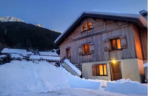 Les Contamines-Montjoie Apartment | Chalet-like triplex with separate entrance ideal for large families