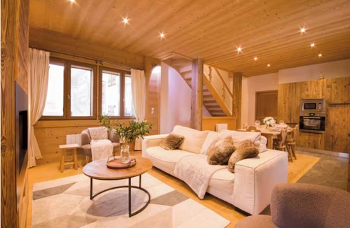 Les Contamines-Montjoie Apartment | Chalet-like triplex with separate entrance ideal for large families