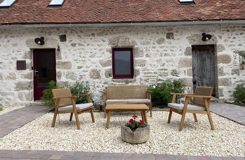 Montaigu-le-Blin Cottage | Chalet in Montaigu-le-Blin with Spa and Parking