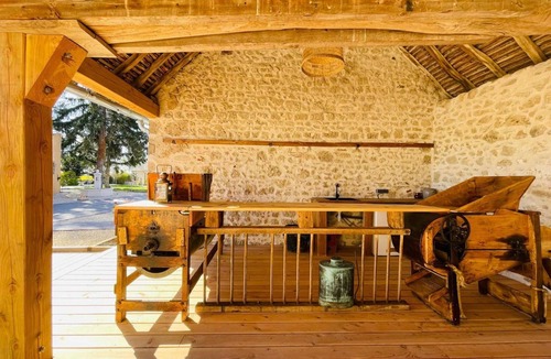 Montaigu-le-Blin Cottage | Chalet in Montaigu-le-Blin with Spa and Parking