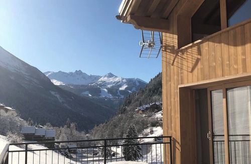 Champagny-en-Vanoise Ski Chalet | Chalet 'L'envers' with Mountain View, Private Terrace and Wi-Fi