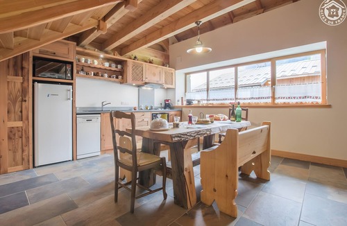 Montricher-Albanne Apartment | Chalet 'L'ours' with Mountain View