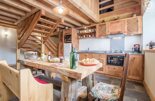 Montricher-Albanne Apartment | Chalet 'L'ours' with Mountain View