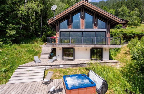 Chamonix City Centre Cottage | Chalet La Source - a self catered chalet that sleeps 8 guests in 4 bedrooms