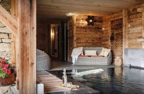 Les Clefs Ski Chalet | Chalet Ladroit - OVO Network