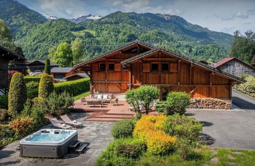 Samoens Ski Chalet | Chalet OCimes - authentic alpine stay 12p with sauna - OVO Network