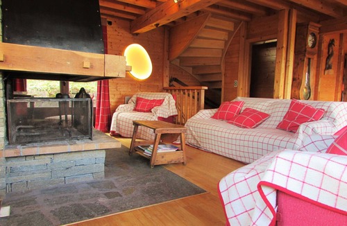 Bellentre Ski Chalet | Chalet spacieux, 3 niveaux, 10 personnes, 4 chambres, proche pistes et centre, Wi-Fi, parking gratuit.