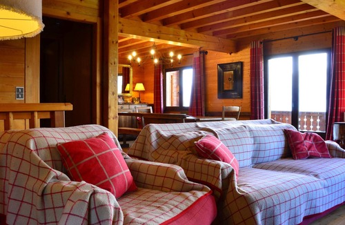 Bellentre Ski Chalet | Chalet spacieux, 3 niveaux, 10 personnes, 4 chambres, proche pistes et centre, Wi-Fi, parking gratuit.