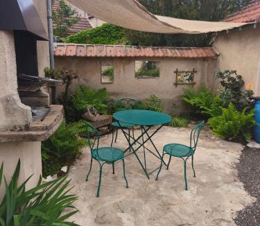Sancoins House | Chambre agréable au fond du jardin