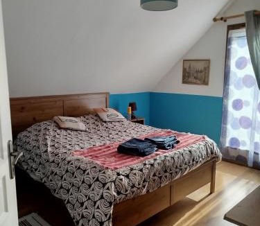 Cluses House | Chambre avec balcon dans maison avec parking