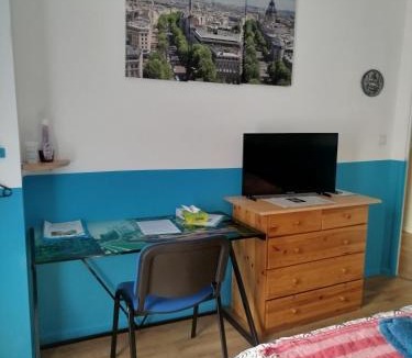 Cluses House | Chambre avec balcon dans maison avec parking
