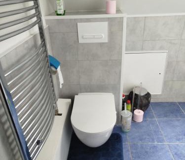 Cluses House | Chambre avec balcon dans maison avec parking