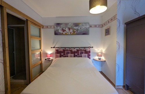 Perassay Bed & Breakfast | Chambre cosy avec accès privé, grand terrain, activités familiales et parking sécurisé en Berry