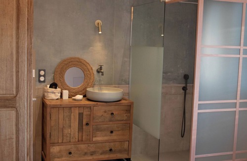 La Cadiere-d'Azur Bed & Breakfast | Chambre d'hôtes with swimming pool, jacuzzi, sauna and working in the vineyards