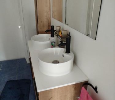 Cluses Bed & Breakfast | Chambre dans maison avec parking