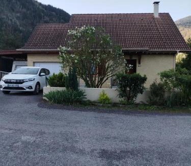 Cluses Bed & Breakfast | Chambre dans maison avec parking