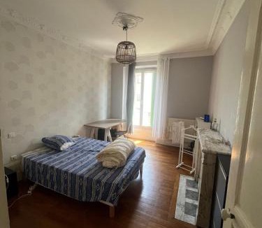 Secteur 1 House | Chambre dans un appartement à 2 minutes à pied de la gare et GEM