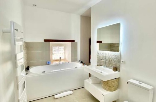 Martignargues House | CHAMBRE LUXE LA TOUR with whirlpool bath and shared heated pool