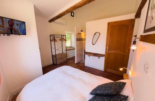 Le Castellet House | Chambres d'hôtes à 5mn du Circuit Paul Ricard et du village du Castellet et à 10mn des plages de Saint-Cyr-sur-mer, Bandol et Sanary