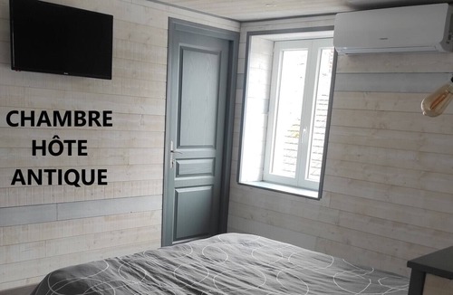 Le Mayet-de-Montagne Bed & Breakfast | CHARACTER GUEST ROOM "L'HÔTE ANTIQUE"