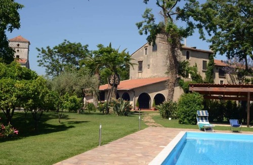 Battipaglia Apartment | Characteristic nineteenth-century farmhouse. Typical residence