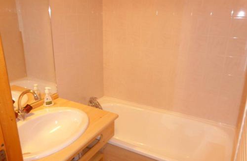 Areches Apartment | Charmant appart rénové 4 pers, balcon sud, plein centre, proche ski et piscine! - FR-1-342-187
