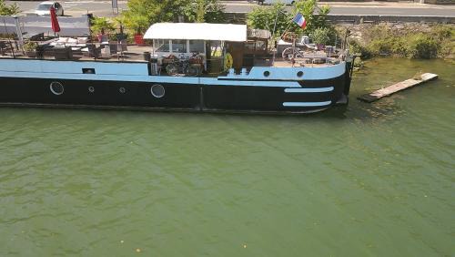 Lyon City Centre Boat Rental | Charmante cabine dans péniche avec terrasse privée et vue imprenable