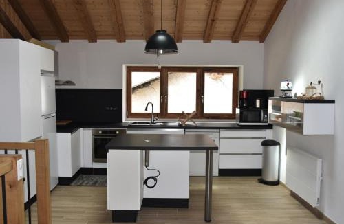 Pralognan-la-Vanoise Ski Chalet | Charmante Maison de Village Rénovée - Près de Pralognan-La-Vanoise, 10 Pers, 3 Niveaux, Balcon Sud - FR-1-464-203