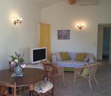 Entrecasteaux House | Charmante Petite Maison Climatisée au Calme & Whirlpool privée
