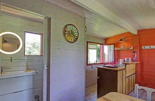 Ambierle Cottage | Charming caravan for 4 guests with pets allowed, linens and cleaning included