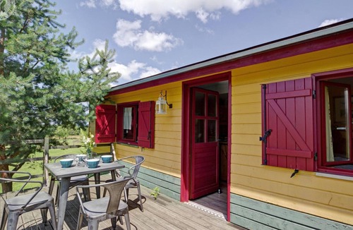 Ambierle Cottage | Charming caravan for 4 guests with pets allowed, linens and cleaning included