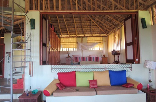 Puerto Bahia House | Charming 2-bedroom farmhouse in enchanting El Limón with WiFi