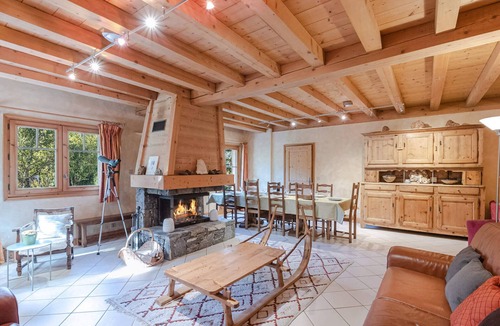 Les Tines Ski Chalet | Charming chalet in Chamonix with WiFi and private parking for 12 guests.