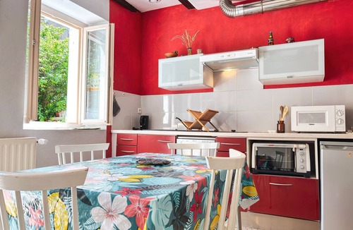 Briantes Cottage | Charming Cottage in Berry: Fireplace, Near Golf & Spa, Sleeps 6, Parking Included