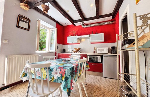 Briantes Cottage | Charming Cottage in Berry: Fireplace, Near Golf & Spa, Sleeps 6, Parking Included