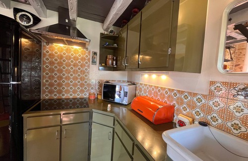 Briantes Cottage | Charming Countryside Retreat: Vintage Style, Modern Comforts, All-Inclusive Amenities