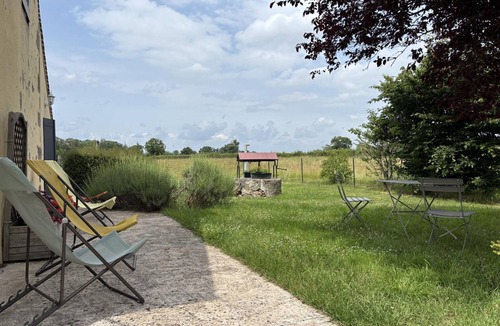 Bourbon-l'Archambault Cottage | Charming farmhouse with garden, pets allowed