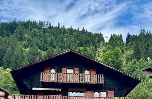 La Chapelle-d'Abondance Ski Chalet | Charming, cosy chalet nestled in a breathtaking surrounding with spectacular, stunning mountain views