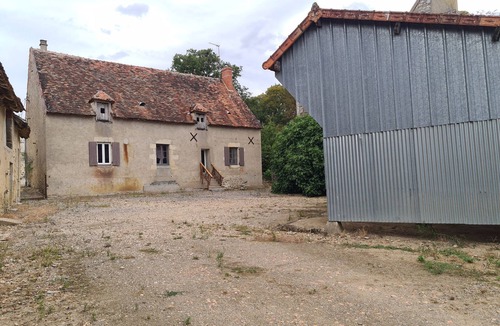 Verneuil-sur-Igneraie Cottage | Charming Countryside Home with Garden, Near Historic Sites