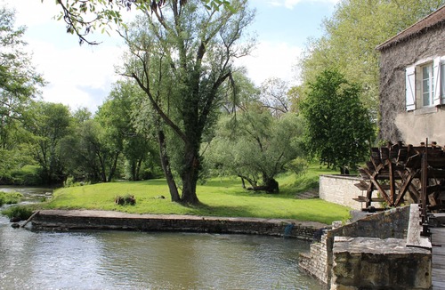 Mareuil-sur-Arnon Cottage | Charming Riverside Cottage with Private Grounds, Fishing, Pet-Friendly, WiFi, and Parking