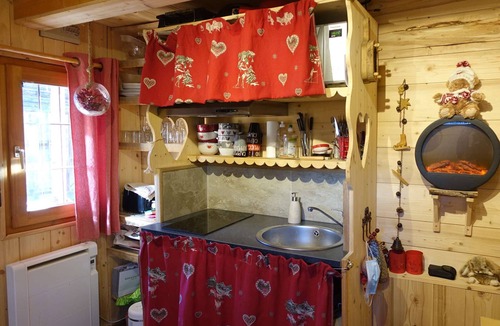 Areches Ski Chalet | Charming Savoyard Mazot in Hauteluce Village – Ideal for Couples, Near Shops and Ski Lift