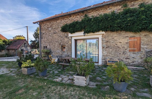 Perassay Cottage | Charming Stone House with Terrace, Kids’ Playground, and Equestrian Space in Scenic Berry