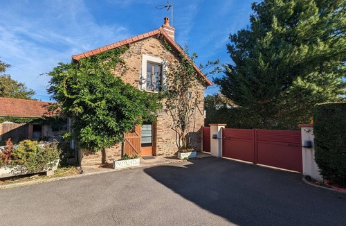 Perassay Cottage | Charming Stone House with Terrace, Kids’ Playground, and Equestrian Space in Scenic Berry