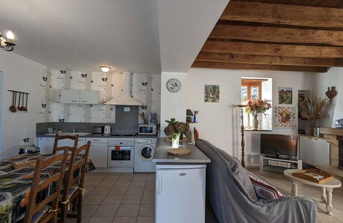Perassay Cottage | Charming Stone House with Terrace, Children's Amenities, and Nearby Nautical Activities