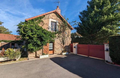 Perassay Cottage | Charming Stone House with Terrace, Children's Amenities, and Nearby Nautical Activities