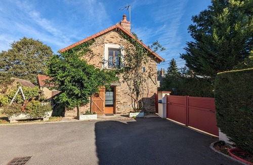 Perassay Cottage | Charming Stone House with Terrace, Children's Amenities, and Nearby Nautical Activities
