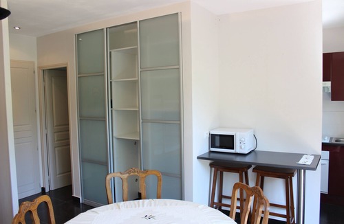 Fuveau Apartment | Charming studio for a holiday by the pool