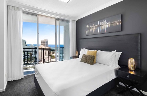 Gold Coast Apartment | Chevron Renaissance Ocean View